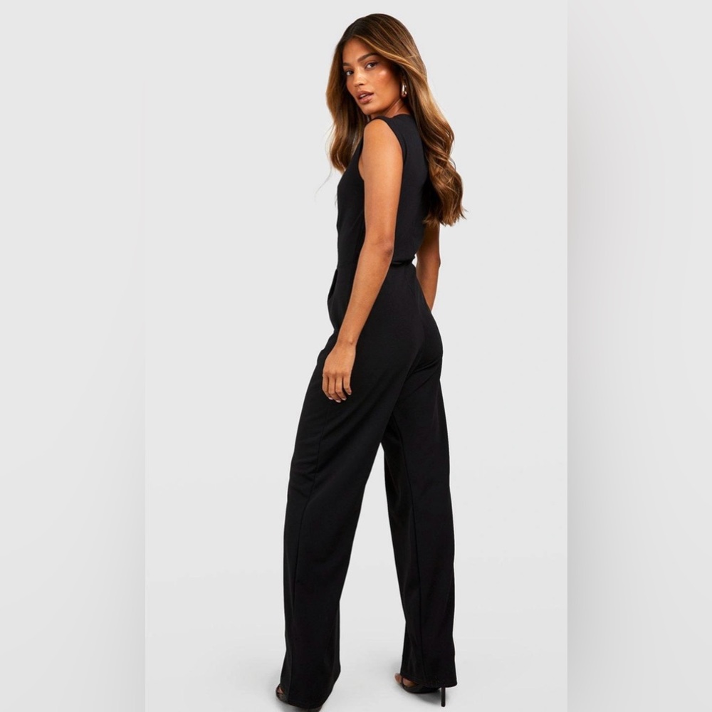 Very Sexy NEVER WORN Boohoo Classic Black Sleeveless Jumpsuit 🖤